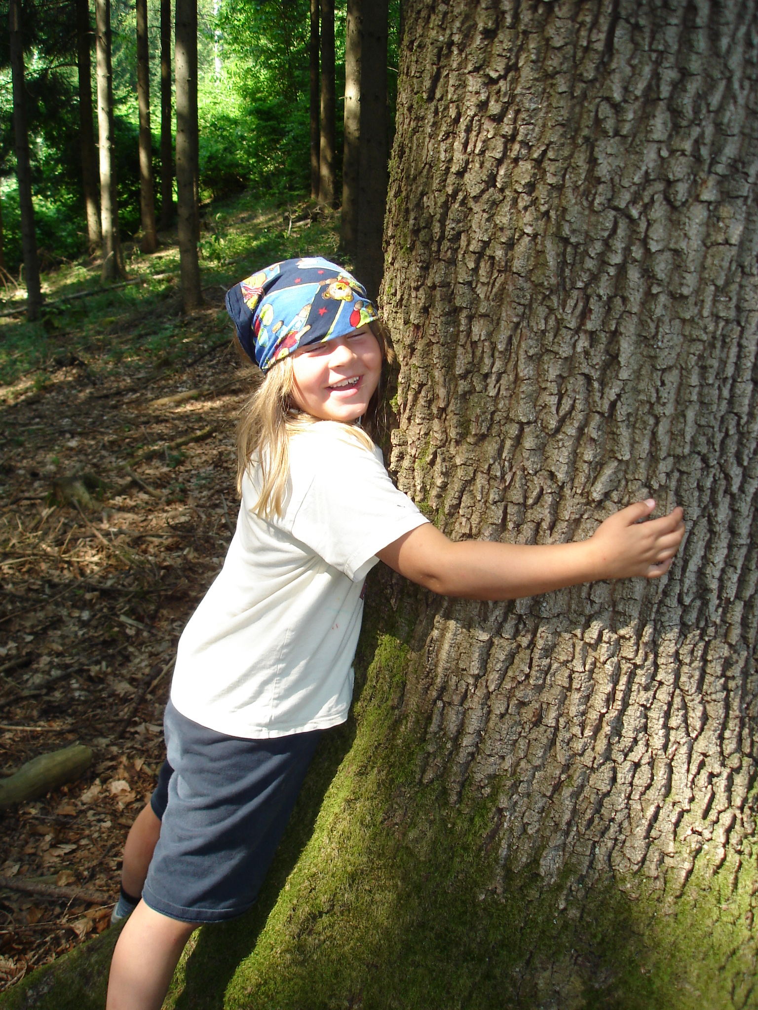 Kind am Baum